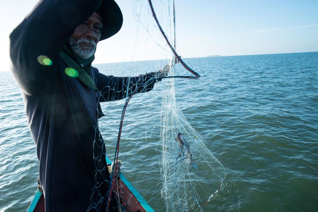 Sutham Abmanee, pulls in blue swimming crab in an area of the Gulf of Thailand designated as a “refugia”. Inside the refugia, stakeholders have agreed not to use crab traps and other unsustainable methods.